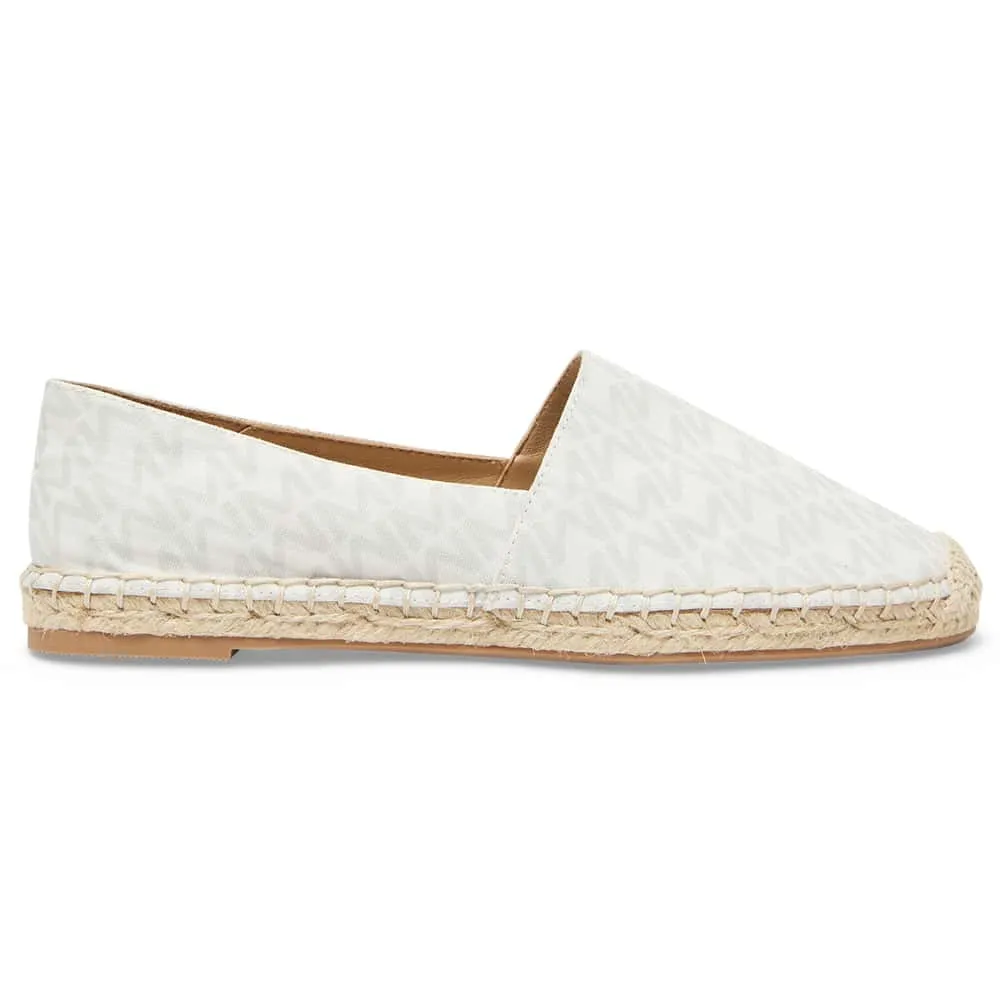 Jett Flat in White And Grey