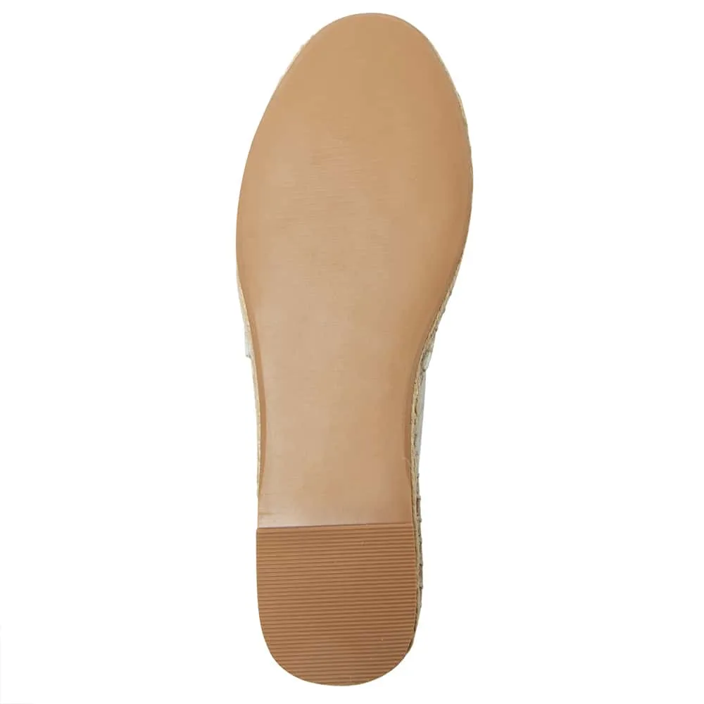 Jett Flat in White And Grey