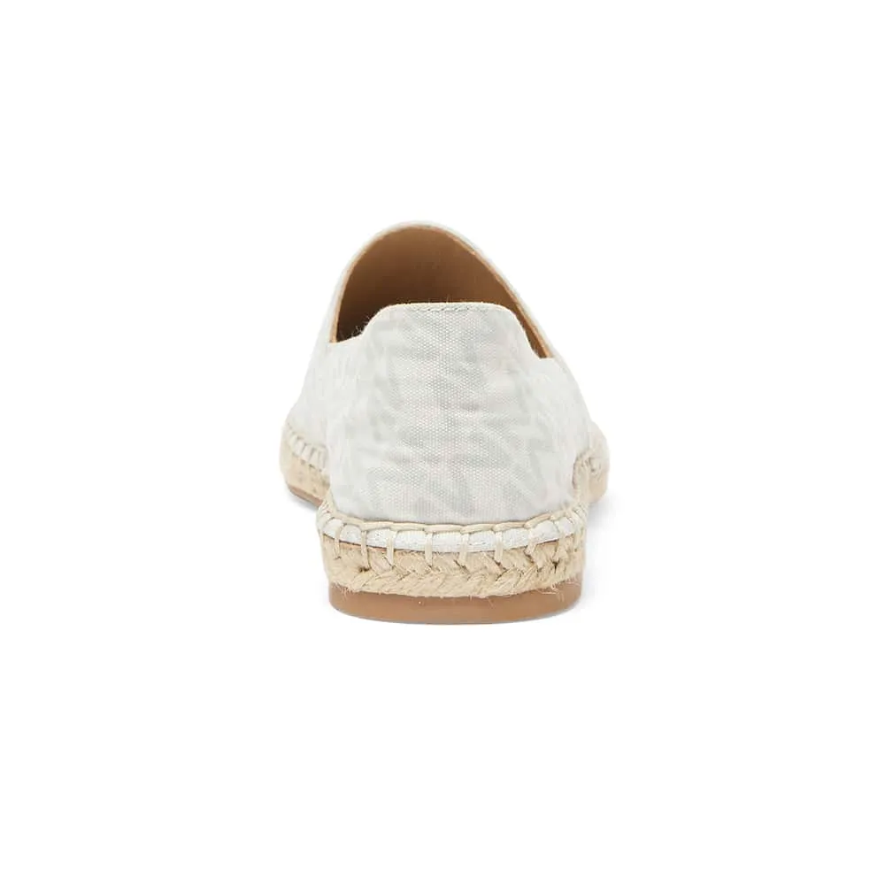 Jett Flat in White And Grey