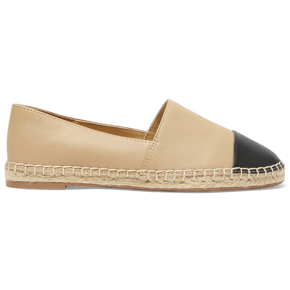 Juno Flat in Black And Camel Leather