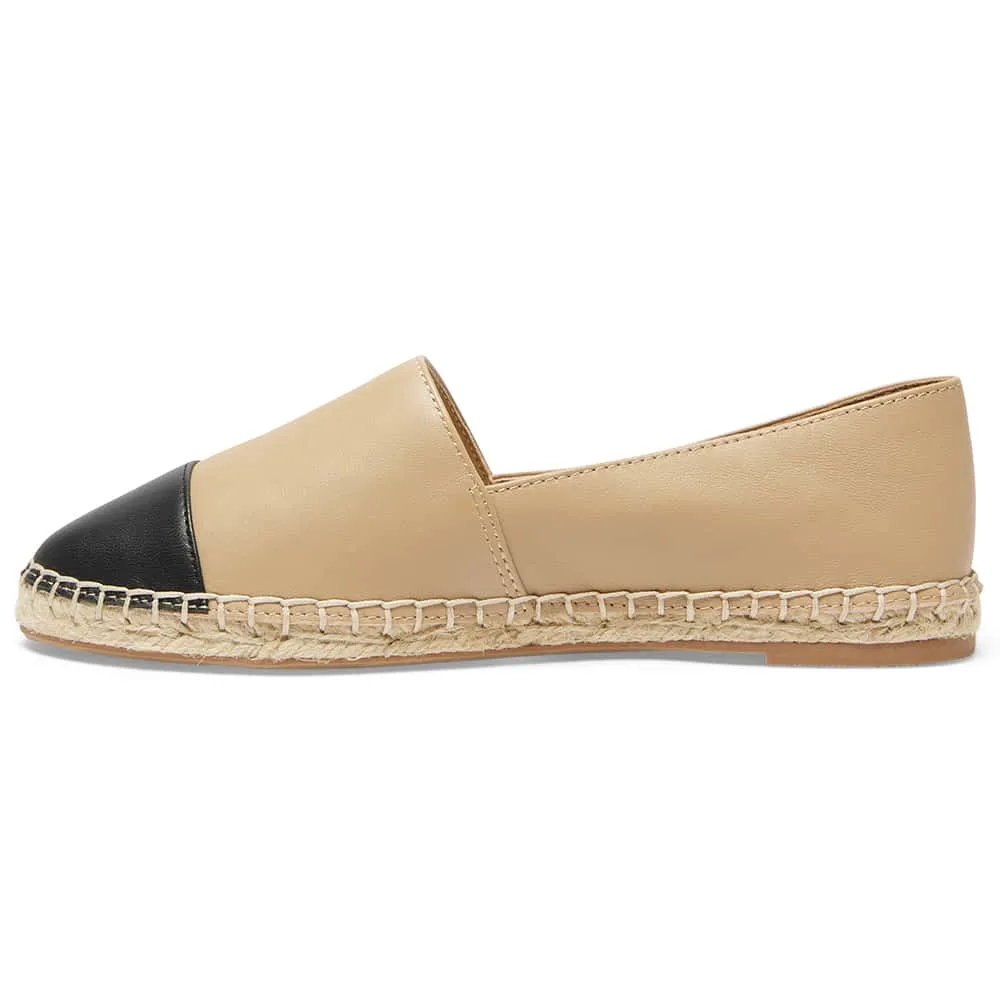 Juno Flat in Black And Camel Leather