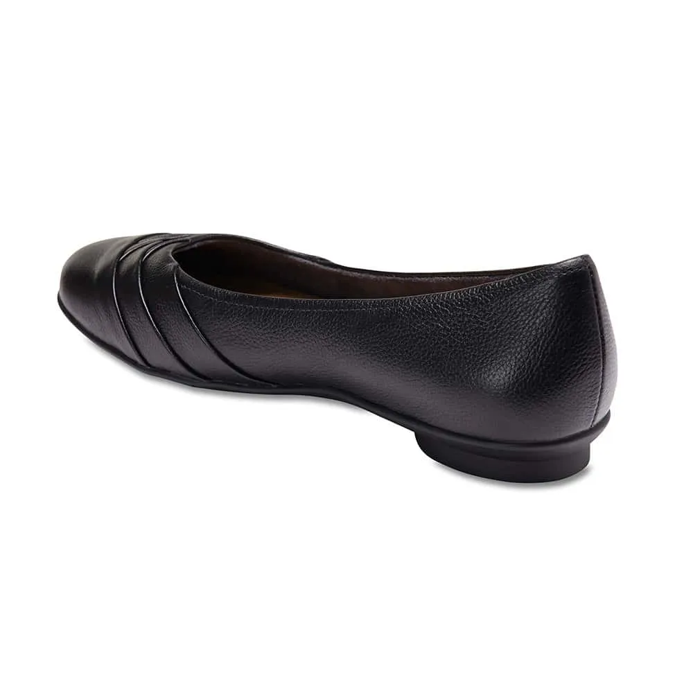 Reyne Flat in Black Leather