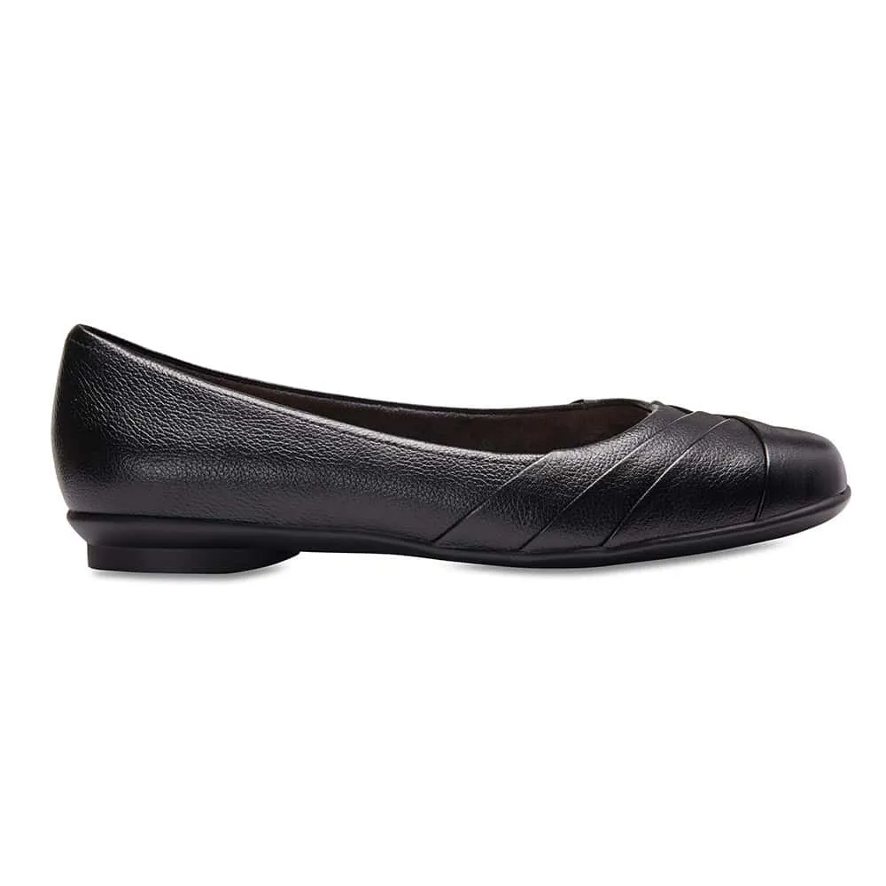Reyne Flat in Black Leather