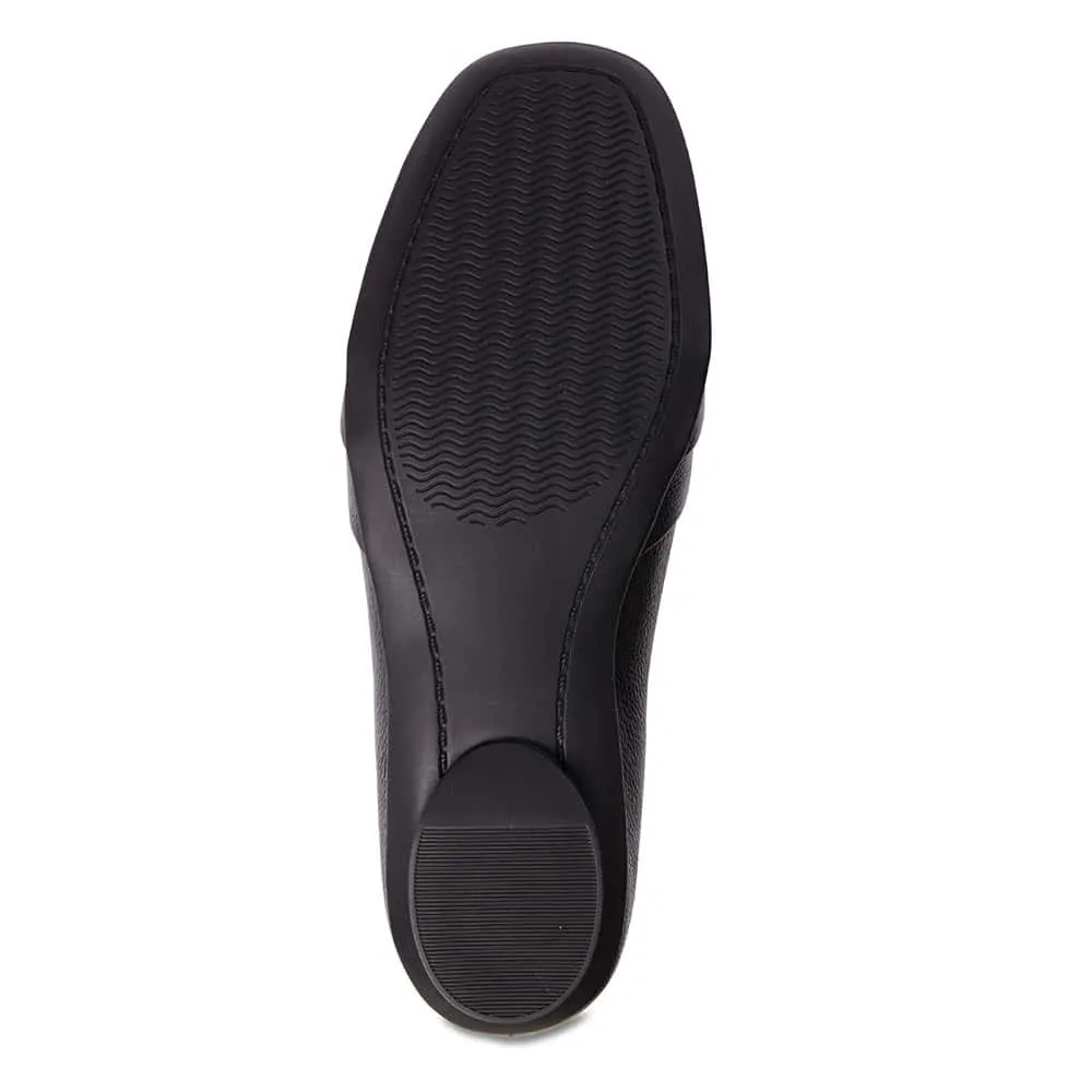 Reyne Flat in Black Leather