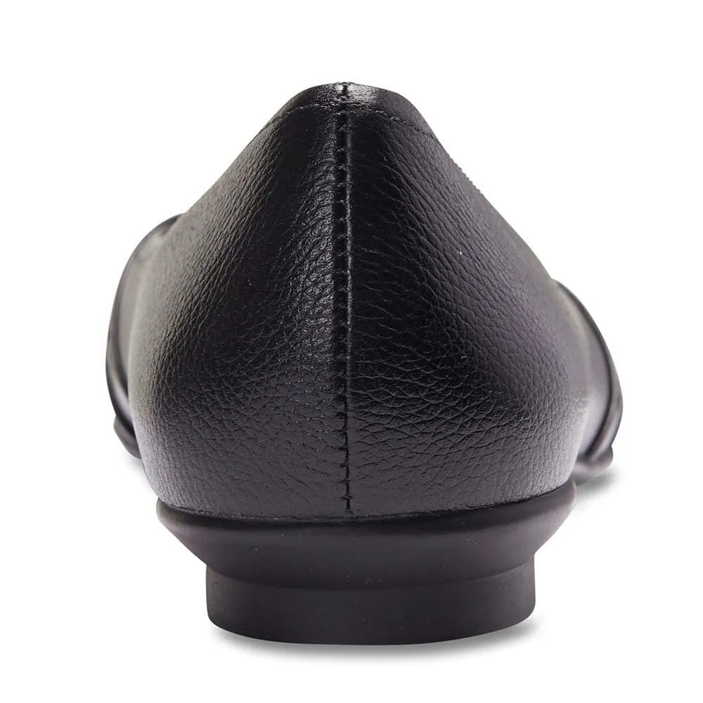 Reyne Flat in Black Leather
