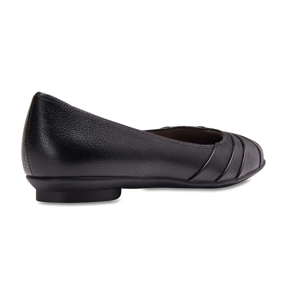 Reyne Flat in Black Leather