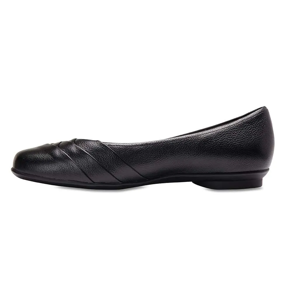 Reyne Flat in Black Leather
