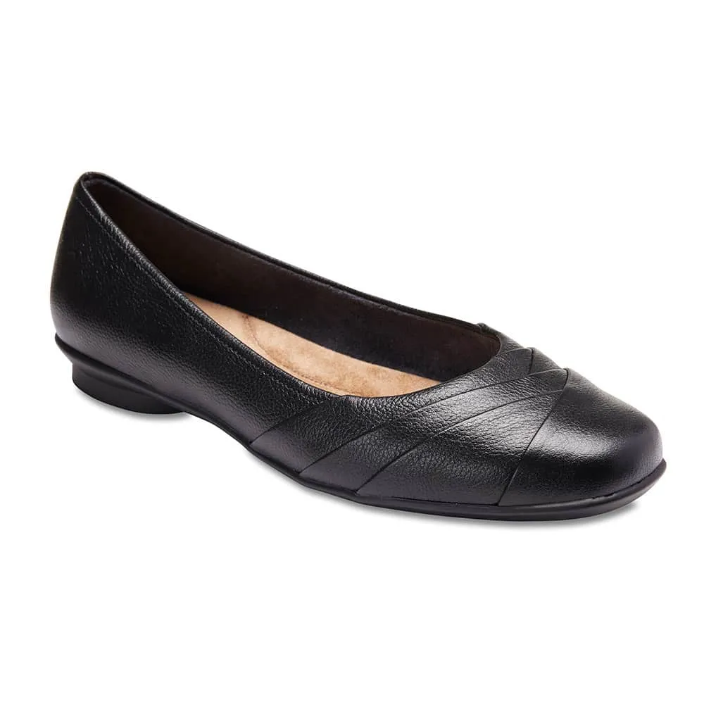 Reyne Flat in Black Leather