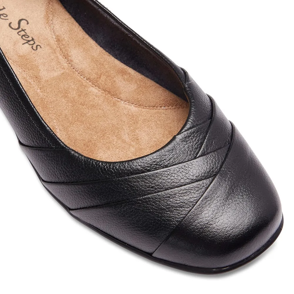 Reyne Flat in Black Leather