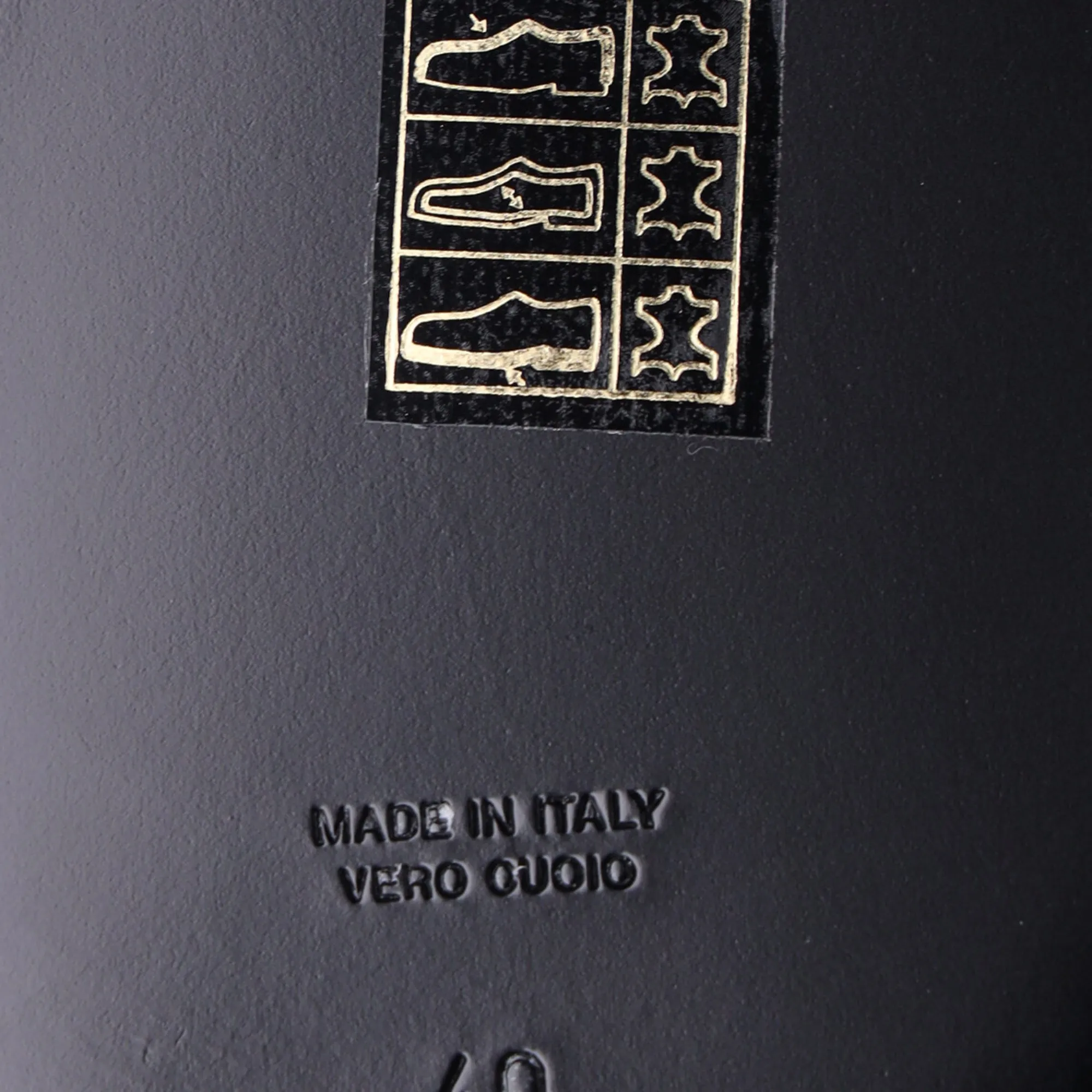 Short black boots with gold base