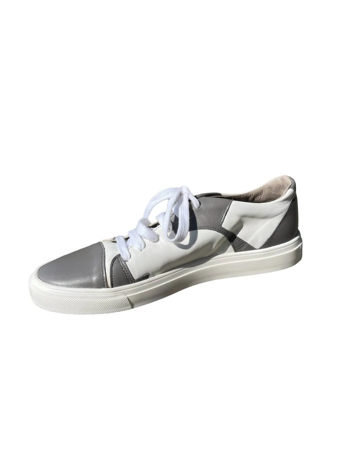Women's Lia Sneaker In White