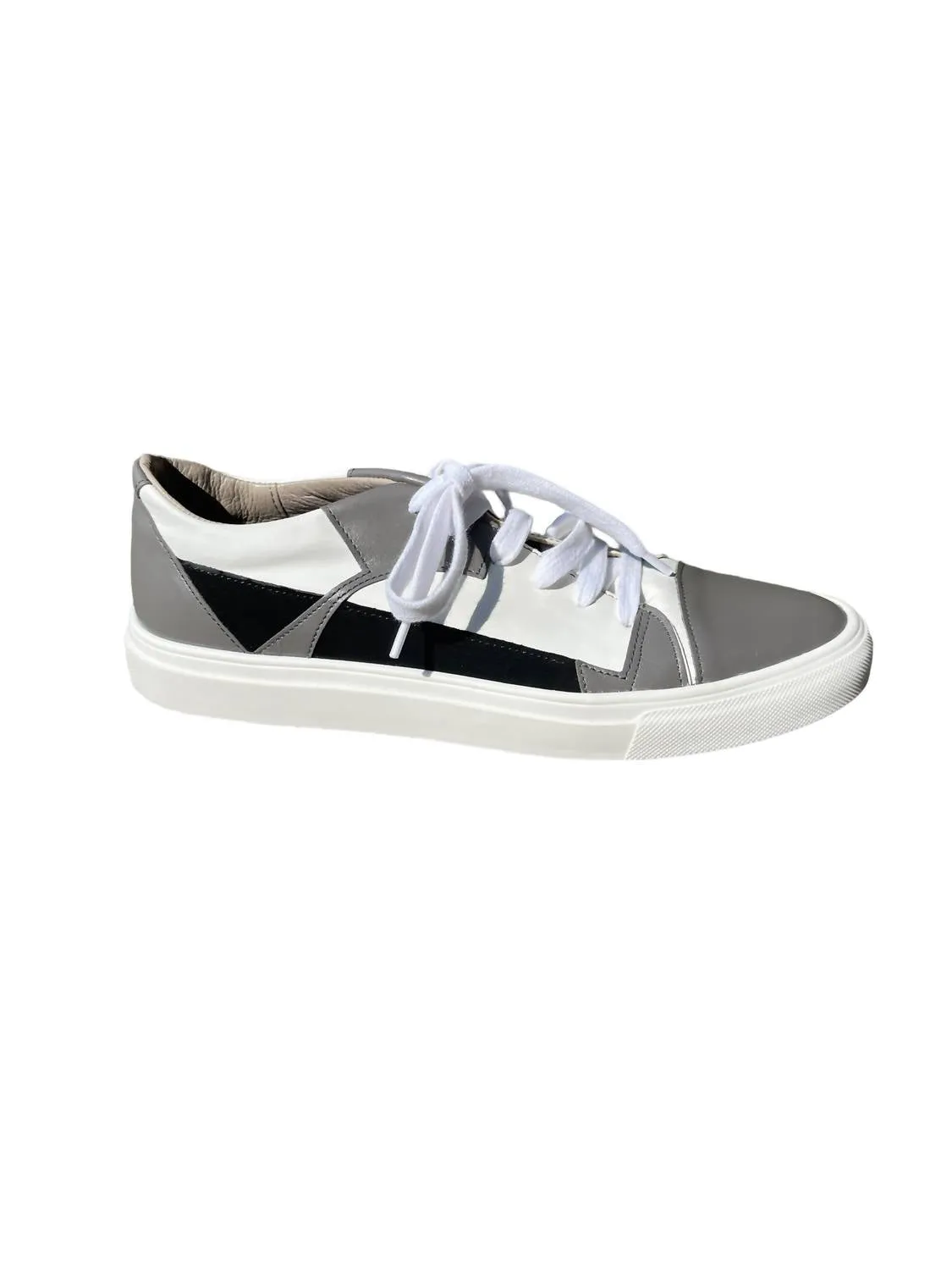 Women's Lia Sneaker In White